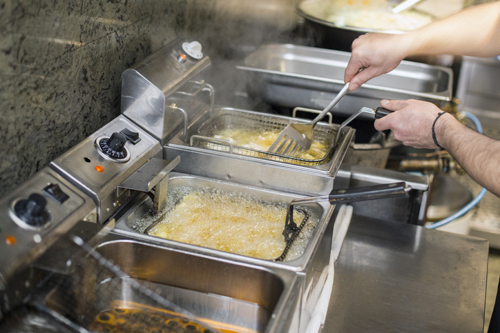 Fritando batatas na fritadeira a gás