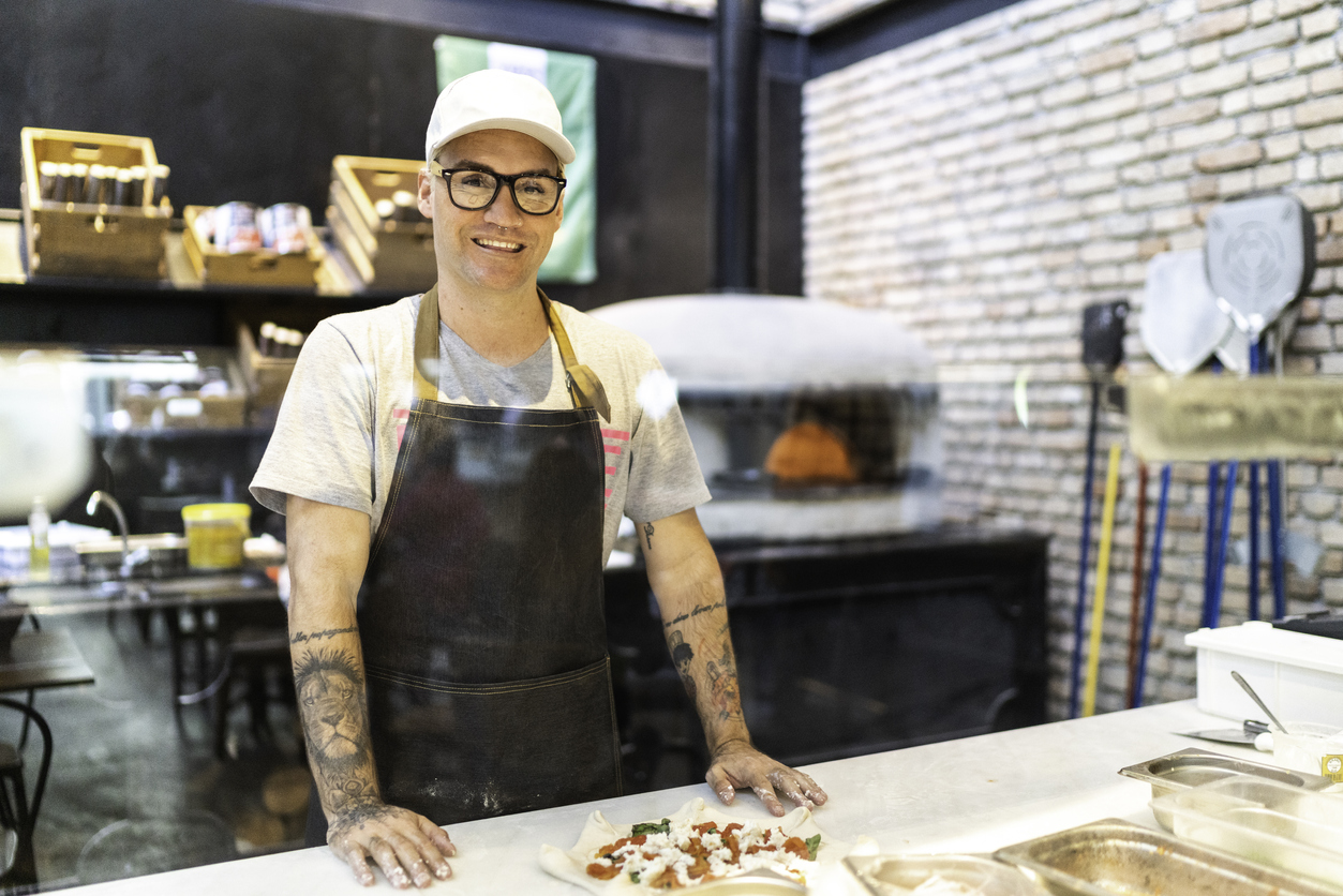 Pizzaiolo sorrindo