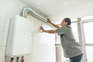 Homem instalando gás em apartamento