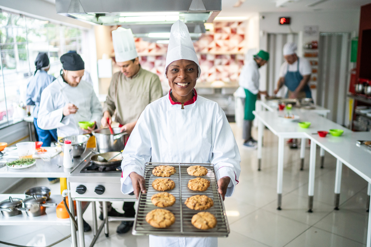 Chef segurando biscoitos frescos