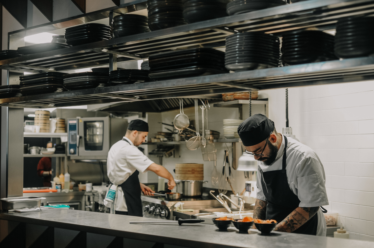 Chef trabalhando em uma cozinha industrial