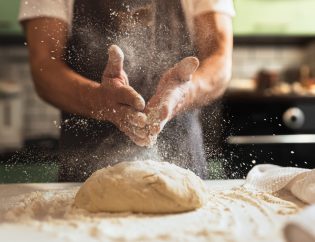 padeiro fazendo pão