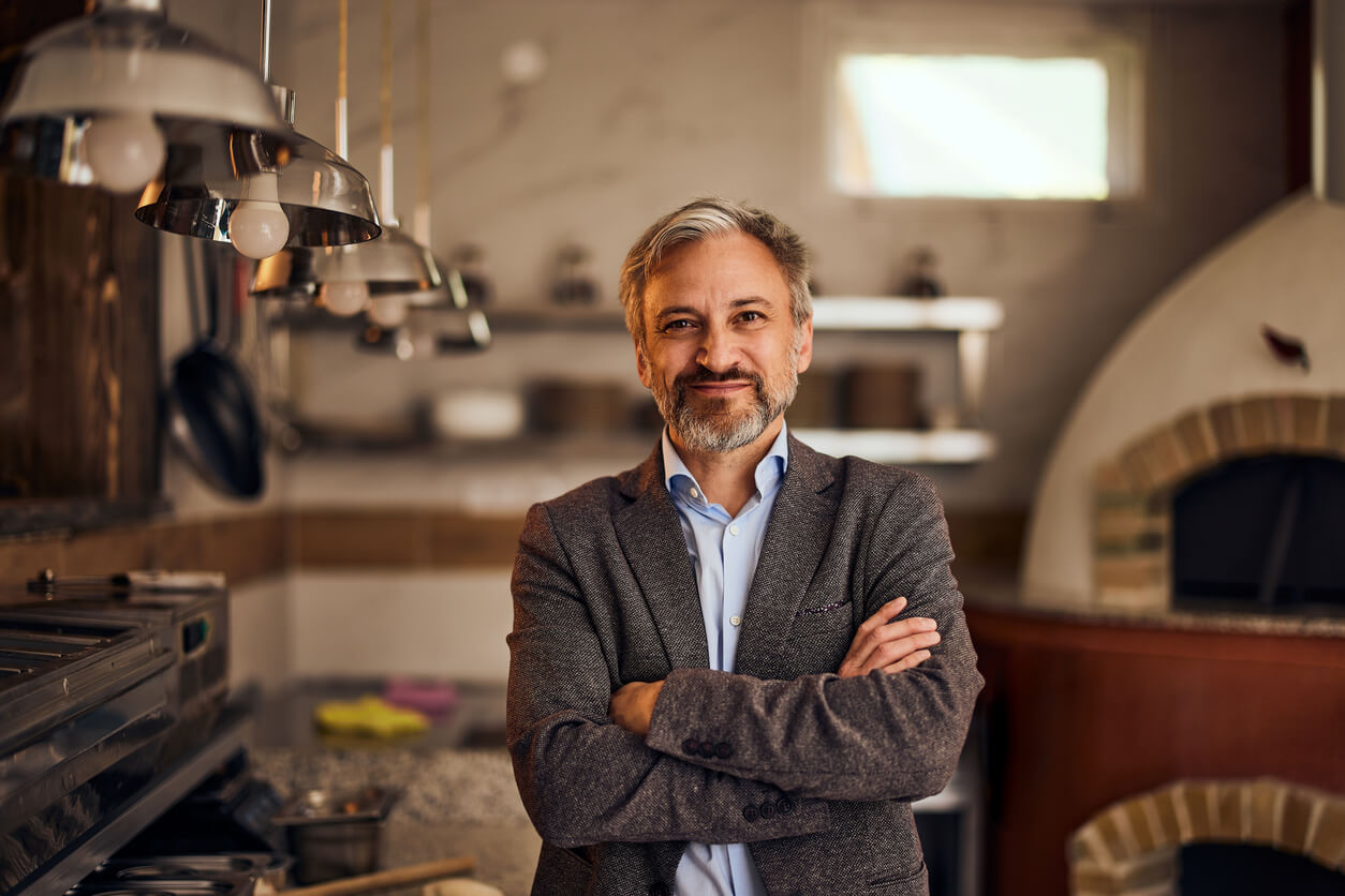 homem de terno dentro do seu restaurante